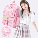 کیف کرومی در دستان دختر بچه