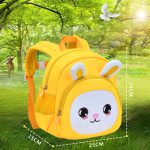 نمای نزدیک صورت خرگوش روی کیف کودک