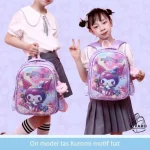 عروسک آویز کرومی روی کوله