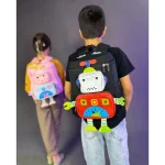 بچه در حال استفاده از کوله پشتی رباتی