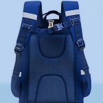 نمای پشت کوله پشتی مدرسه بچگانه