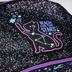 لوگوی برند اسمیگل روی کوله پشتی دخترانه طرح گربه با دوخت محکم