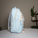 نمای بغل کوله پشتی با جیب کناری مخصوص بطری آب