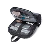 نمای از داخل کولهپشتی با چیدمان منظم وسایل دیجیتال