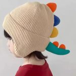 نمای کنار کلاه دایناسور کودکانه