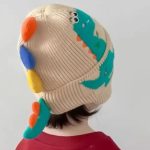 کلاه زمستانی دایناسوری با دم برجسته