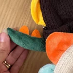 دوخت محکم کلاه زمستانی دایناسوری با دم برجسته