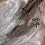 نمای داخلی کیف دوشی بوبو با آستر پنبه‌ای و دو زیپ داخلی
