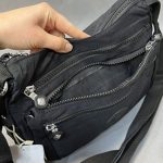 جیب‌های متعدد کیف دوشی بوبو شامل جیب جلو، پشت و داخلی