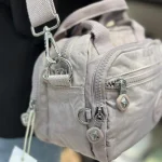 جیب‌های متعدد کیف دوشی بوبو شامل جیب جلو، پشت و داخلی