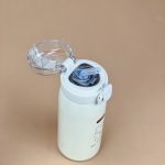 نمای باز از درب فلاسک HS0202 همراه با نی و فیلتر داخلی