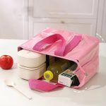 نمایش کیف غذا روی میز محل کار در کنار وعده ناهار