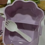 نمای داخل ظرف غذا کرومی و دوستان همراه با قاشق پلاستیکی