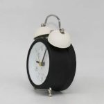 نمای بغل ساعت رومیزی فلزی با بدنه براق و محکم