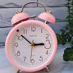 ساعت رومیزی شماطهای فلزی در رنگ صورتی مناسب اتاق دخترانه