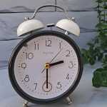 ساعت رومیزی فلزی در رنگ مشکی با طراحی کلاسیک