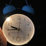 ساعت فلزی کلاسیک رومیزی با چراغ صفحه برای استفاده در تاریکی