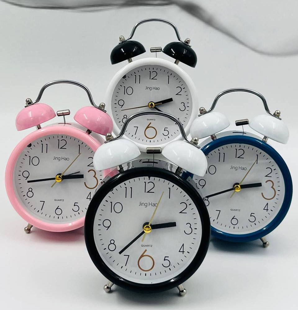 ساعت گرد شماطه‌ای فلزی کلاسیک با بدنه مقاوم