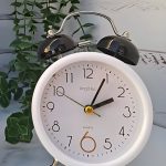 ساعت شماطهای فلزی در رنگ سفید مناسب دکور مینیمال