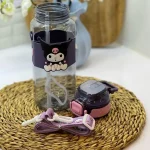 قمقمه چندضلعی طرح کرومی و دوستان با درب قفلی و بند دوشی