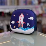 کوله پشتی کودک طرح موشک فضایی به رنگ سورمه‌ای با طراحی شاتل برجسته