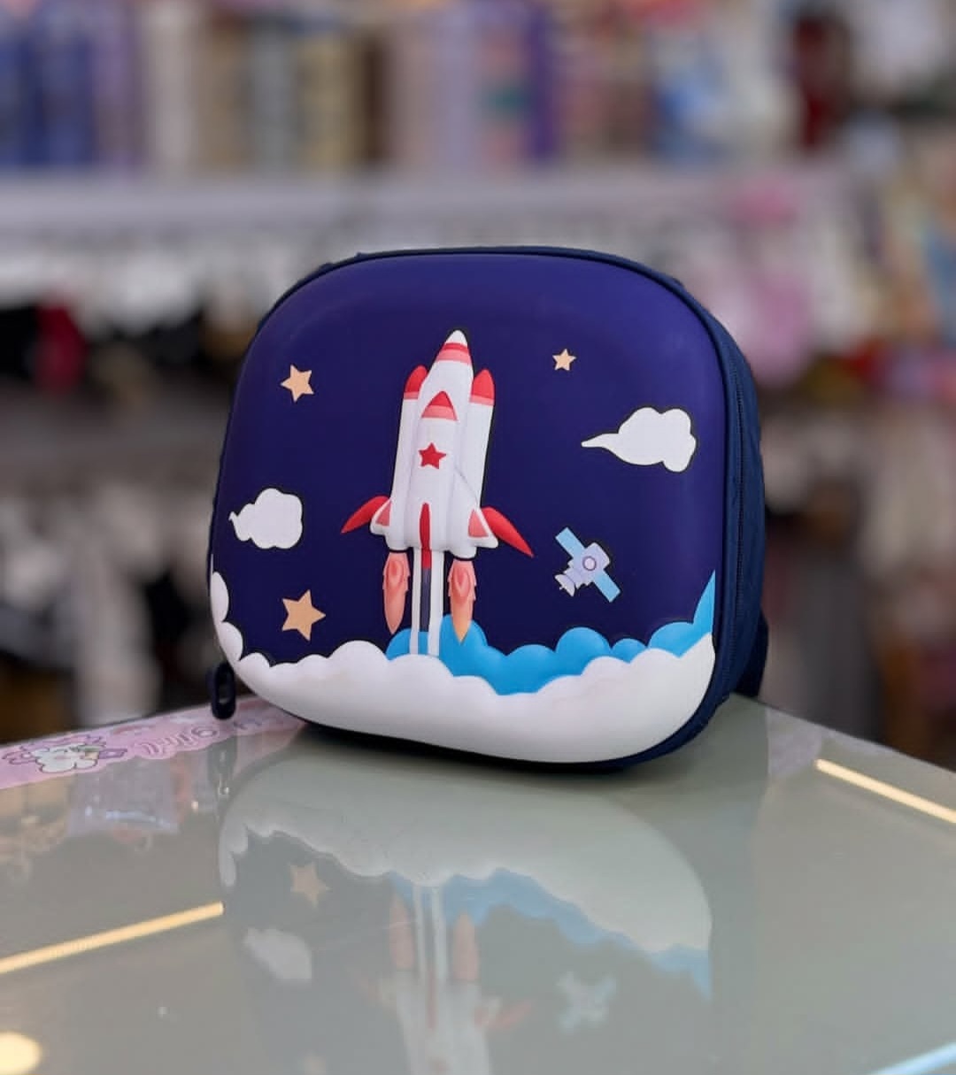کوله پشتی کودک طرح موشک فضایی به رنگ سورمه‌ای با طراحی شاتل برجسته