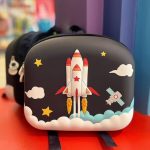 کوله پشتی طرح شاتل فضایی کودکانه به رنگ مشکی با محفظه بزرگ و طراحی سه‌بعدی