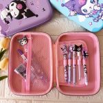 چیدمان لوازم تحریر داخل جامدادی فایبر کرومی