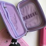 فضای داخلی جامدادی با جیب توری و بند نگهدارنده لوازم تحریر